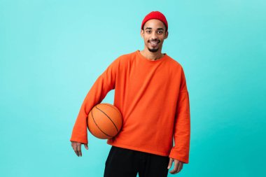 Bir mutlu genç afro Amerikalı adam şapkalı portresi