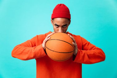 Bir kendine güvenen genç afro Amerikalı adam şapkalı portresi