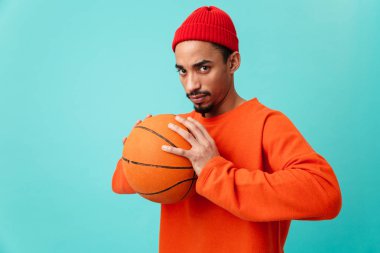 Bir ciddi genç afro Amerikalı adam şapkalı portresi