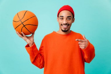 Bir mutlu genç afro Amerikalı adam şapkalı portresi