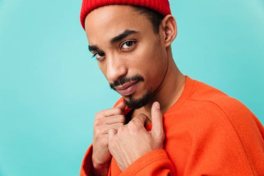 Yakışıklı bir genç afro Amerikan adam portresi kapatın