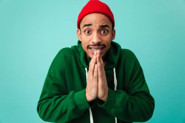 Şapka yalvarıyor içinde bir genç afro Amerikalı adam portresi