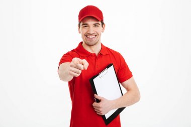 Kırmızı t-shirt ve şapka gülümseyen mutlu teslimatçı portresi bir
