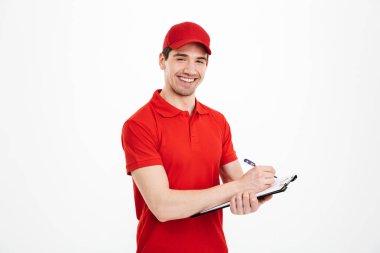 Genç teslimatçı 20'li kırmızı t-shirt ve seyir kap içerik