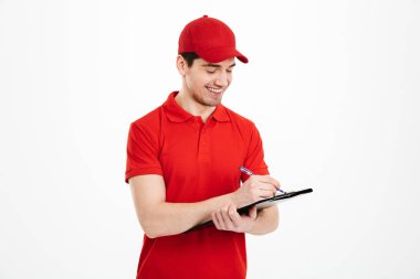 Memnun teslim işçi clipb tutan kırmızı üniformalı portresi