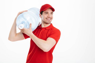 İçerik dağıtım kurye kırmızı t-shirt ve şapka carryin görüntüsünü