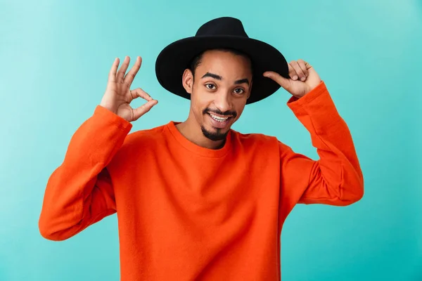 Ritratto di un giovane afro-americano sorridente in cappello — Foto Stock