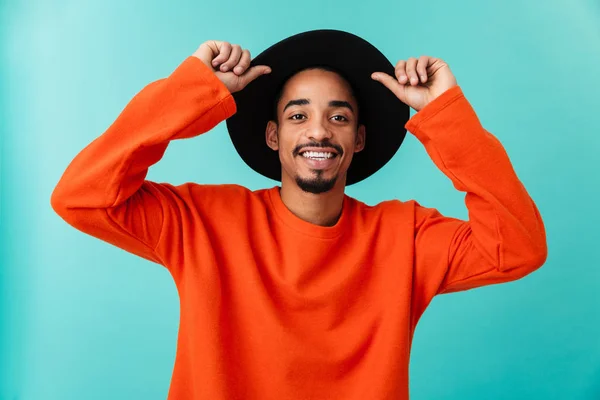 Potret pemuda afro american tersenyum di topi — Stok Foto
