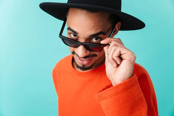 Portret van een lachende jonge afro-Amerikaanse man in hat — Stockfoto