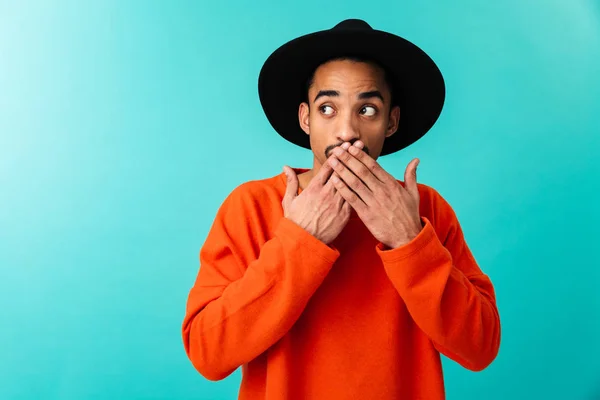 Retrato de un joven afroamericano sorprendido con sombrero — Foto de Stock