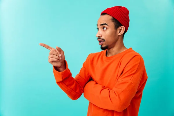 Portrait of a shocked young afro american man in hat — Stock Photo, Image