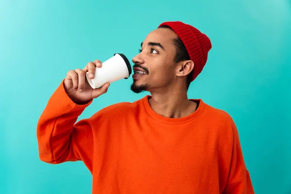 Portréja egy boldog afro-amerikai fiatalember kalapban — Stock Fotó