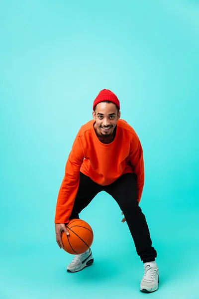 Retrato completo de un joven afro-americano feliz — Foto de Stock