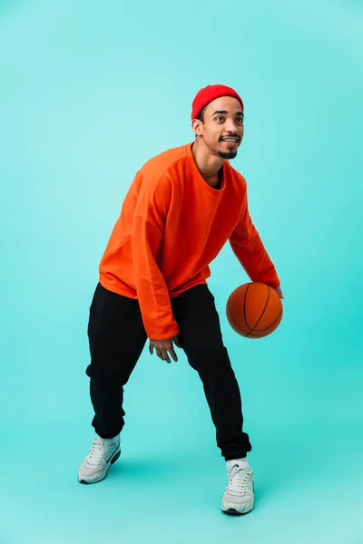 Retrato de cuerpo entero de un joven afroamericano sonriente — Foto de Stock