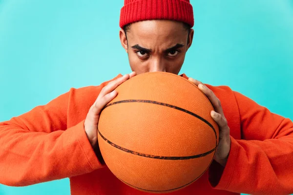 Retrato de cerca de un joven afroamericano concentrado — Foto de Stock