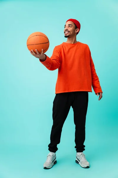 Retrato completo de un joven afro-americano alegre — Foto de Stock