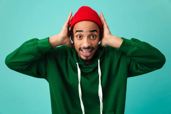 Portret van een geschokt jonge afro-Amerikaanse man in hat — Stockfoto