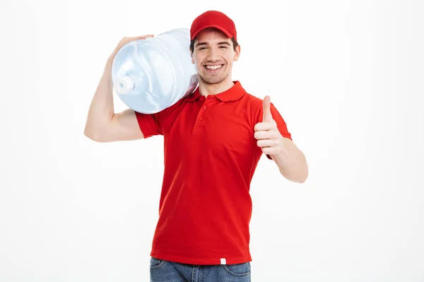 Imagen del mensajero de entrega de agua embotellada sonriente en camiseta roja a — Foto de Stock