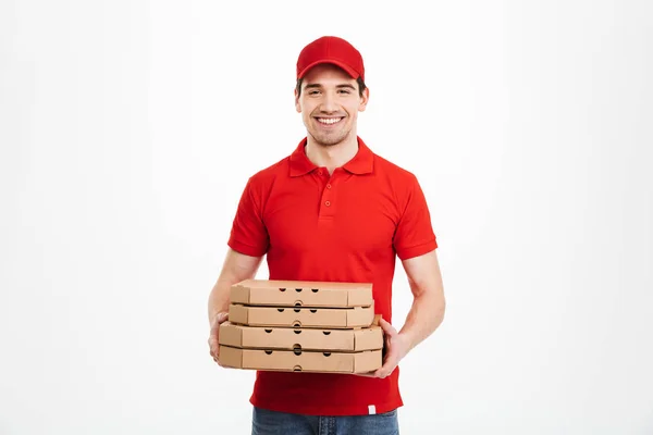 Imagen del repartidor sonriente en camiseta roja y gorra sosteniendo a Stac — Foto de Stock