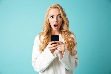 Şok bir sarışın genç kadın kazaklı portresi