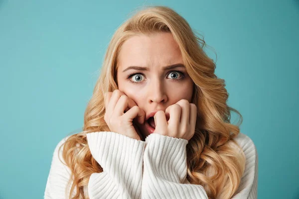 Close-up van portret van een geschokt jonge blonde vrouw — Stockfoto