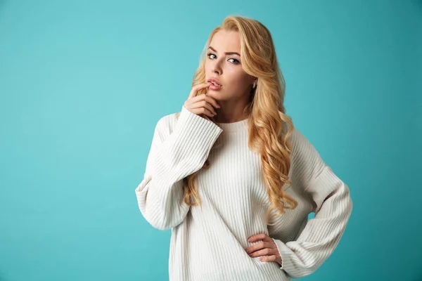 Portrét zamyšlený mladá blond žena v svetru — Stock fotografie