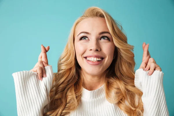 Retrato de uma jovem mulher loira sorridente em suéter — Fotografia de Stock