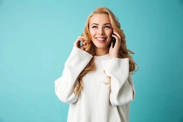 Портрет усміхненої молодої блондинки в светрі — стокове фото