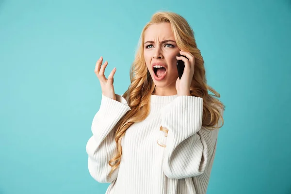 Retrato de una joven rubia enojada en suéter — Foto de Stock