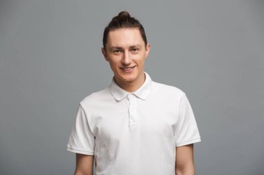 Neşeli genç adam izole ayakta