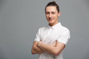 Yakışıklı genç adam izole ayakta