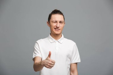 Başparmak gösterilmesini neşeli genç adam.