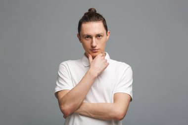 Ciddi genç adam izole ayakta