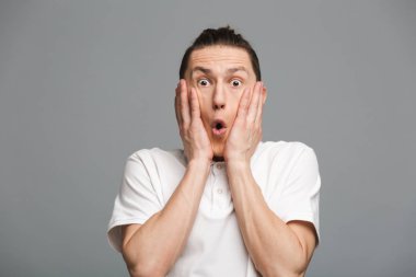 Şok genç adam izole ayakta