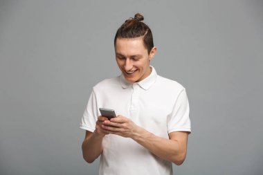 Neşeli genç adam telefonla sohbet.