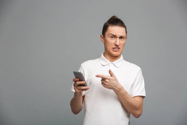 Akıllı telefon kullanan karışık genç adam.