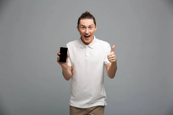Joven alegre mostrando la pantalla del teléfono móvil hacer pulgares gesto hacia arriba . —  Fotos de Stock