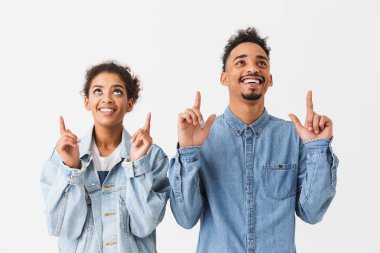 Mutlu Afrikalı çift forefingers ile işaret ve ararken