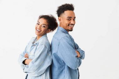 Mutlu güzel Afrikalı çift denim gömlek içinde