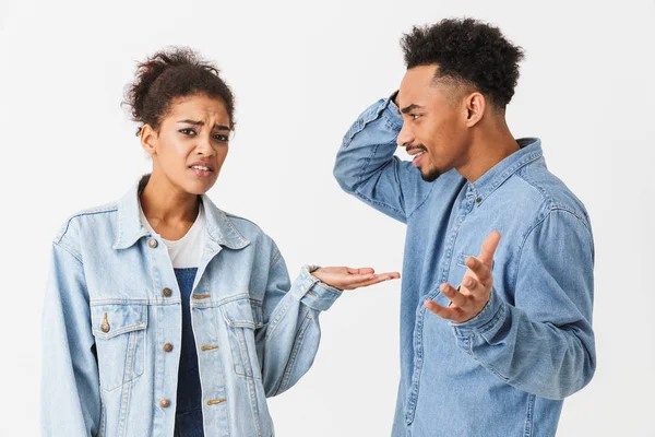 Молодая африканская пара в джинсовой рубашке ссорится между собой — стоковое фото