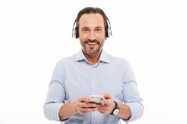 Gülümseyen bir olgun adam portresi gömlek giymiş