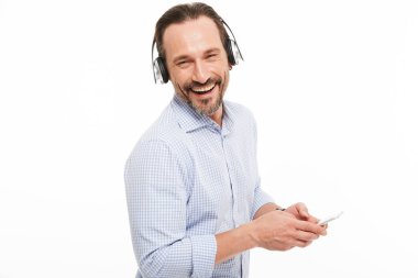 Gülünecek bir olgun adam portresi gömlek giymiş