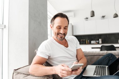 Cep telefonu kullaranarak neşeli olgun adam