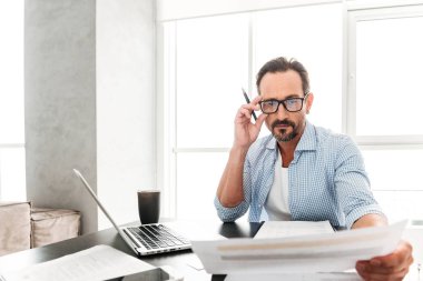 Emin olgun adam belgeleriyle çalışma