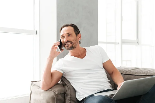 Gelukkig volwassen man praten op mobiele telefoon — Stockfoto