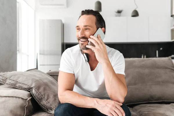 Homem maduro feliz falando no telefone móvel — Fotografia de Stock