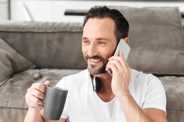 Happy mature man talking on mobile phone — Stock Photo, Image