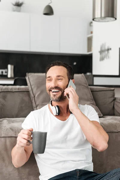 Boldog érett ember beszél-a mozgatható telefon — Stock Fotó