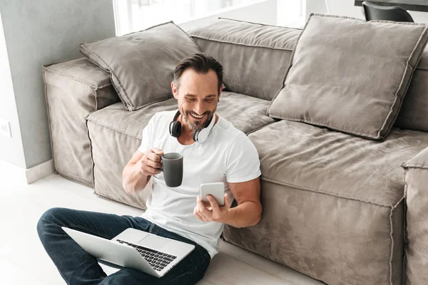 Laughing mature man talking on mobile phone — Stock Photo, Image