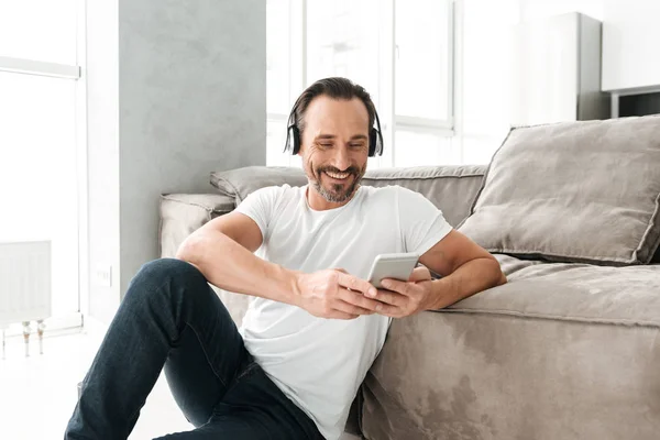 Happy mature man holding mobile phone — Stock Photo, Image